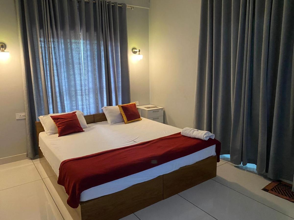 Hollywood Rooms Sultan Bathery Esterno foto