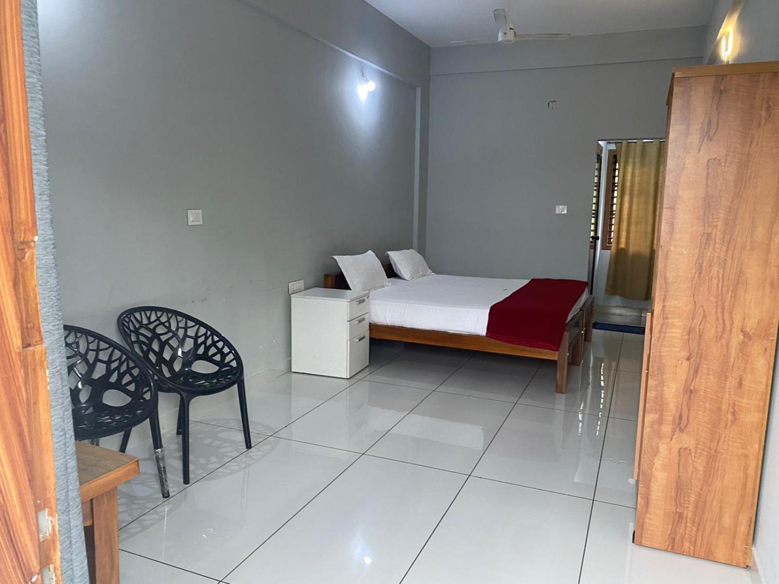 Hollywood Rooms Sultan Bathery Esterno foto
